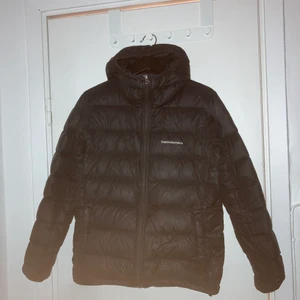 Peak performance jacka - Peak jacka. Skick: 8/10 använd några gånger bara, säljer för den tyvärr blivit för liten men den är as snygg!!!