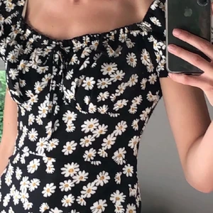 Klänning - Jätte fin klänning i svart med vita blommor på. Är i ny skick då den är helt oanvänd. Säljer den då det tyvärr är fel storlek för mig  :( köparen står för frakten <3