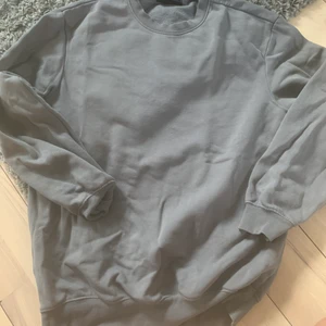 sweatshirt unisex  - Säljer denna gråa tröja från hm i fint skick, från herravdelning men som passar båda könen! Är s men passar s-m typ! Pris 70kr