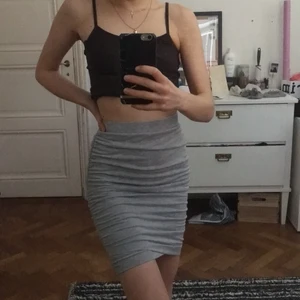 Fin oanvänd kjol - Grå drapperad kjol från Cubus. Fin och sitter smickrande på men inte min stil längre och kom aldrig till användning när den var. Priset är diskuterbart💕