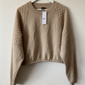Beige tröja  - En beige tröja från Gina tricot i storlek xl. Aldrig använd därav sitter prislappen kvar ☺️
