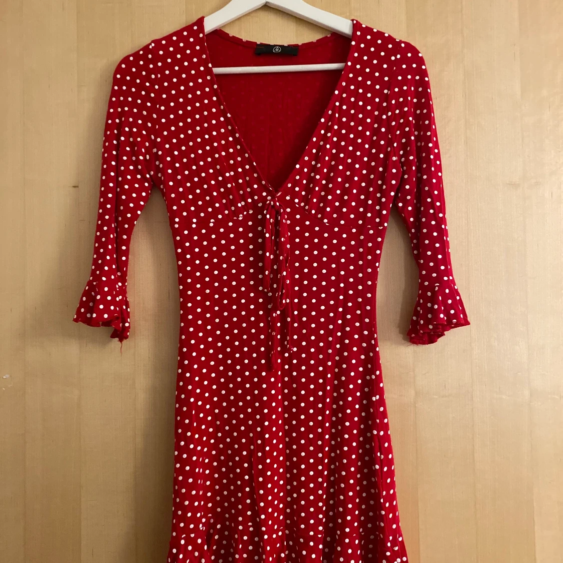 Röd klänning med vita prickar 