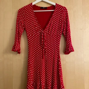 Röd klänning med vita prickar  - Supersöt röd klänning med vita prickar. Köpt här på plick och säljer då den inte passade mig. Sitter som en xs. Aldrig använd. Köparen står för frakten📦