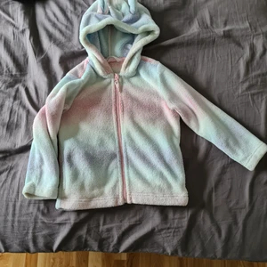 Unicorn fleecetröja  - Unicorn fleecetröja från hm 110/116 i super fint skick , glittrar oxå. 