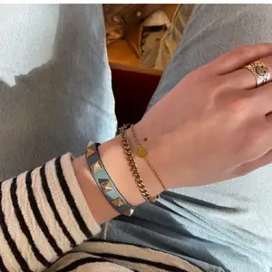 Lånad bild!! Är det någon som vill byta detta valentino armbandet mot ett vinrött eller någon annan förg?⭐️💕💕