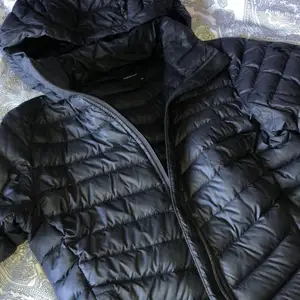 Säljer min svarta peak performance frost down hood jacket i strl 150, är lite sönder på armen men inget som märks, ut över det är den i fint skick, köpt för 3000kr och säljs för 1499kr