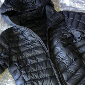 Peak performance dun jacka strl 150 - Säljer min svarta peak performance frost down hood jacket i strl 150, är lite sönder på armen men inget som märks, ut över det är den i fint skick, köpt för 3000kr och säljs för 1499kr