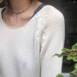 Stickad tröja  - Skön vit tröja med små mönster i stickningen. Står ej storlek men passar mig som bär XS-M. Skulle tro att den är 36/38. Kontakta gärna vid frågor eller fler bilder🥰 