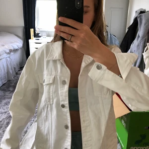 Vit jeansjacka  - En as snygg vit jeansjacka från Lindex! I st S men har en oversize känsla ändå. Knappt använd så är mycket bra skick och perfekt nu till sommaren. Köptes för 300 säljer för 200 ink frakt.