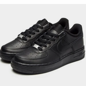 Svarta AF1 - Nästan helt nya svarta air force, de är endast använda fåtal gånger så de är i nyskick. Köpte för 800kr. Buda från 300 eller köp direkt för 500. Köparen står för frakten💕