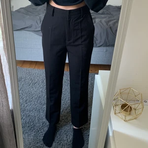Svarta kostymbyxor - Svarta, raka kostymbyxor från NA-KD. Storlek S. En knapp har lossnat, men inget som märks. Utöver det är skicket bra. Nypris 499kr