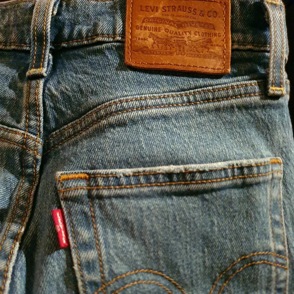 Supersnygga levis jeans i storlek w26 och L27. Jättebra skick och kvalité. Köpta på Carlings, nypris 1200 kr. Modellen heter ribcage straight, dom är high waisted och har lättknäppt knappgylf. :). Jeans & Byxor.