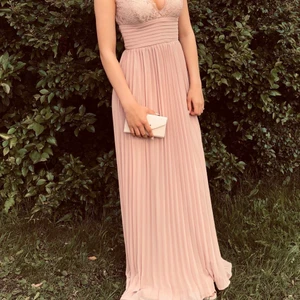 Bal klänning - Balklänning i storlek XS, jag är ungefär 159 och man ser ju på bilden ungefär hur lång den är på mig!