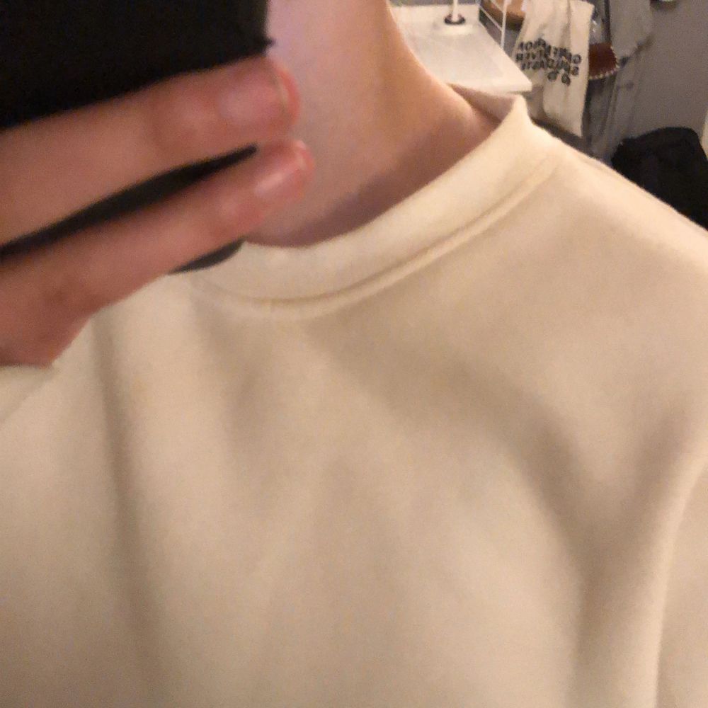 Den här super sköna sweatshirt endast använd ett få tal gånger, säljs nu. Den är inte bara skön utan också supersnygg och är perfekt tillvardags. Däremot så är den lite missfärgad vid halssömmen. Därför sänker jag priset och säljer den ännu billigare. Köpt för 300kr. Säljs för 100kr. Köparen står för frakten.😁. Tröjor & Koftor.