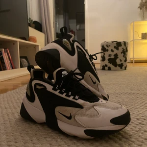 NIKE ZOOM 2000 - Snygga och bekväma skor. Lätta att matcha och otroligt sköna. Sparsamt använda. Mindre defekt i hälen på vänsterskon men det är inget som på något sätt märks av under användning.  Köptes för 1500kr för 6 månader sedan via nikes hemsida. Hojta till om du är intresserad!💛