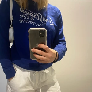 Levis tröja - Jätte fin blå Levis tröja i storlek M. 💙Jag är 163 cm och har storlek S/M och den sitter perfekt men kommer inte till användning mer. Säljs för 150 kr exklusive frakt, annars möts jag i stockholm!💙
