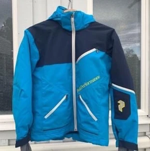 Peak performance Vinterjacka stl 140 - Style JR POP J  Snöstopp  + innerficka  Stl 140, kan skickas fler bilder
