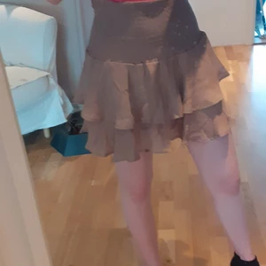 Volang kjol - Denna kjolen är helt ny alldrig använt den för den va inte riktigt min stil den e stl s 36 men skulle säga att det mer är en 34 fast passar 36 oxå