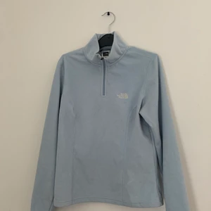 The north face fleece - Snyggaste fleecen från north face. Strl S! Perfekt till våren. Jättebra skick! 