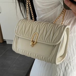 Créme väska - Kommer inte till användning då jag har alldeles för mycket väskor. Jättefin creme/beige färg med guld detaljer!😻