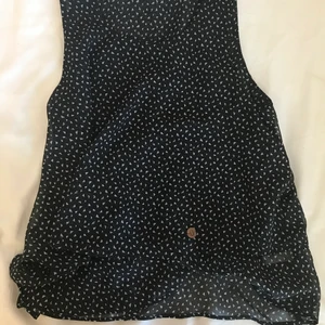 Sommarblus - Blus perfekt att bära till sommaren. Svart med vitt mönster.