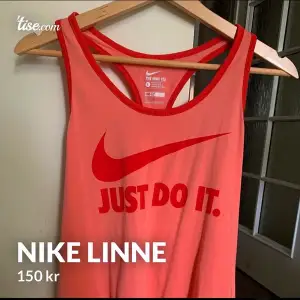 Säljer detta korall färgade linnet från Nike i storlek L. Den passar både S/M/L beroende på önskad passform! Jag är M i kläder och den sitter perfekt på mig.  Vid frågor skicka meddelande 🥰