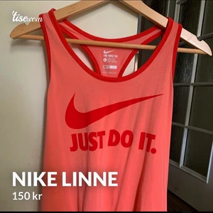 Nike linne  - Säljer detta korall färgade linnet från Nike i storlek L. Den passar både S/M/L beroende på önskad passform! Jag är M i kläder och den sitter perfekt på mig.  Vid frågor skicka meddelande 🥰