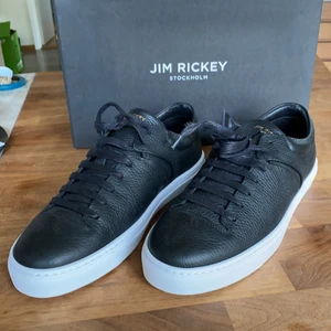 Jim Rickey läderskor - Snygga skor i svart läder/ skinn. Helt nya då det är ett felköp. Storleken en aning för liten. Sitter nog bättre på ett par fötter i storlek 42.