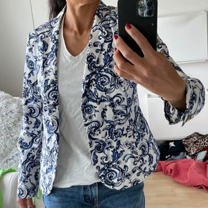 Sommarkavaj i stl 36 - Fräsch sommarkavaj i stl 36 av märket Holly & White (Lindex) finns i Tyresö. 