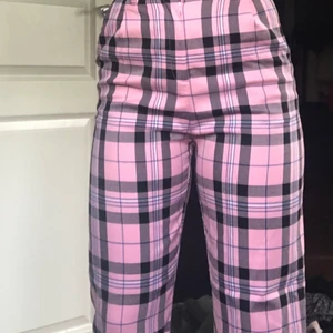 Rutiga byxor - Helt nya, aldrig använda. Köptes förra sommaren. Långa rosa rutiga byxor, snygg passform!