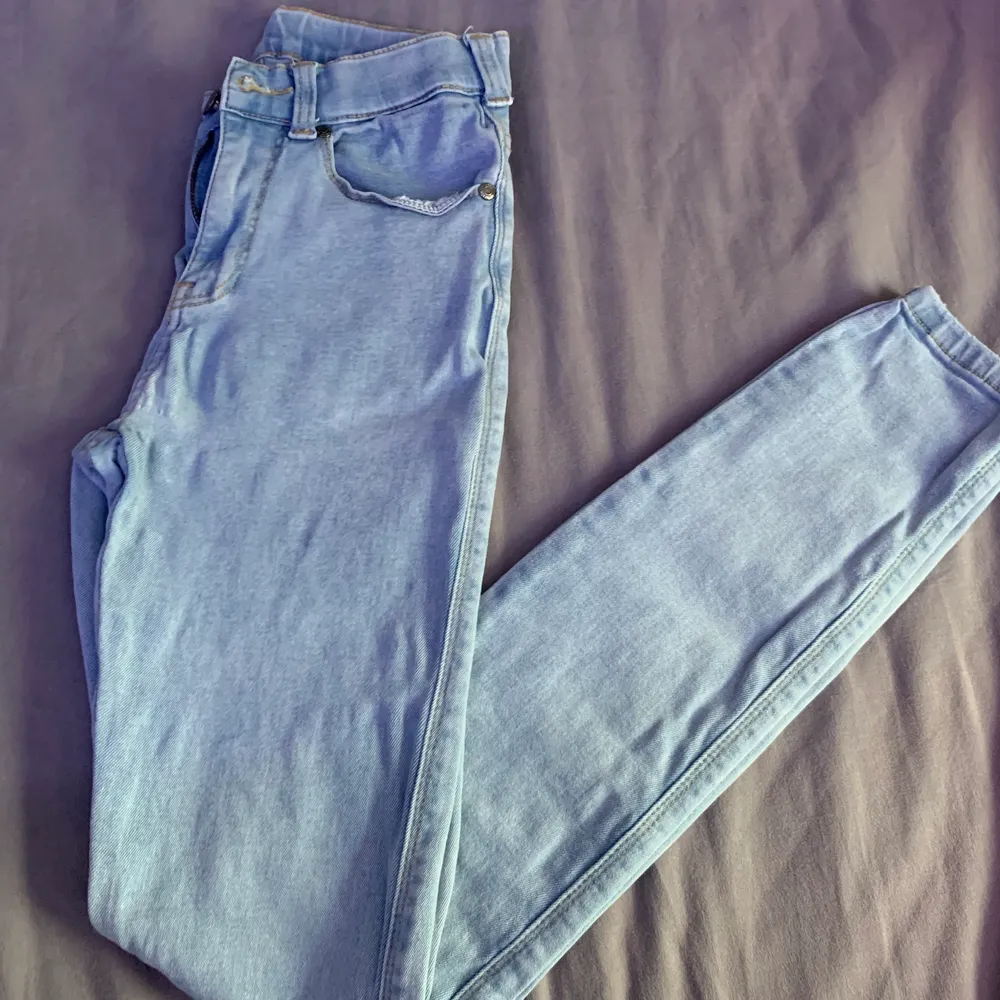Ljusblå högmidjade Dr. Demin jeans med slitningar på knäna. Bra skick, storlek S. Hör av er vid frågor!. Jeans & Byxor.