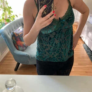 Zara - Topp från Zara i sammet , storlek S.