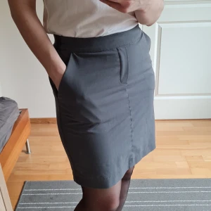 Grey mini skirt - Grey mini skirt from Object. Elastic band in the back. Two practical pockets in front. Goes well with both elegant and casual outfits 😄 Wear it with a shirt and heels 👜👢or a t-shirt and snickers 👕👟🎒Waist 35 cm, can stretch to max. 45cm. Total length 45 cm.