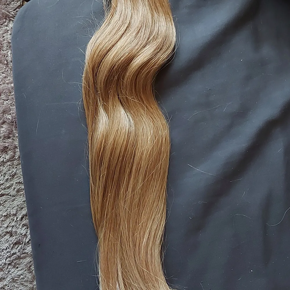 Äkta löshår i toppkvalité från märket Foxylocks. 66 cm långt, 300g tjockt silkeslent hår i perfekt skick. Färgen syns bäst på närbilden. 
