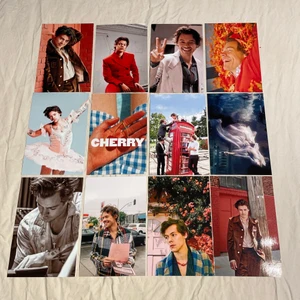 Harry styles - Foton med Harry styles🌦🌈 Fotona är styva,glansiga och 10x15 cm stora. Obs: inte vanligt papper!💥 10kr st💥