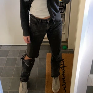 Jeans - Säljer mina otroligt snygga och coola jeans som tyvärr inte kommer till användning längre. Har gjort om dom lite själv då de var hela från början. Sitter ända ner till hälen på mig som är 166. De är väldigt sköna och perfekt nu till sommaren! ❤️ skriv privat för mer frågor