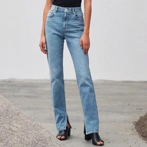 GINA X NICKISTUDIOS. NYA! Strl 34 - Så svåra att få på bild men ni fattar grejen, drömmiga höga ljusa jeans med slits från Gina i samarbete med nickistudios. Nypris 799:-. Aldrig använda! Vill tillägga att jag är 172 cm och dessa går långt ner, så detta är verkligen en sååå bra modell för er som är lite längre 😍 frakt tillkommer!🌸 
