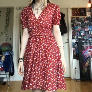 Blommig Klänning - En jättefin blommig klänning perfekt för sommaren! Den sitter skönt i midjan med lite av ett ”ribbat” material, se sista bilden, och den har ett fint mönster! Passar bra till en cottegecore stil, indie eller 70s! ✨🍄💕 Använd enstaka gånger. 