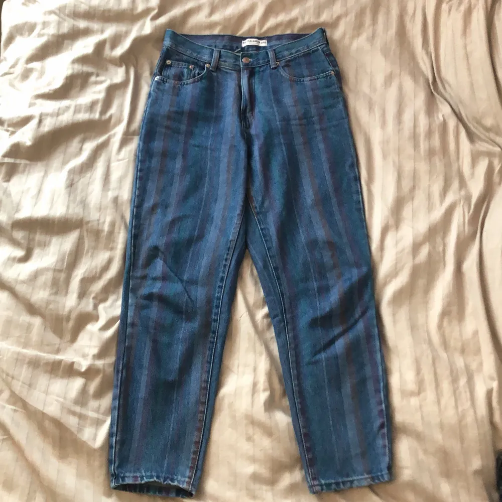 randiga jeans från pull&bear i storlek 38, typ ”mom jeans” modell, riktigt bra kvalitet, inte särskilt använda🌸💗. Jeans & Byxor.