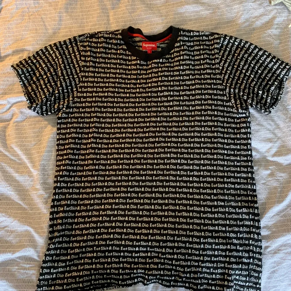 Supreme Tshirt stl L ”Eat Shit & Die” Relativt gammal Tshirt så den är använd men den är inte trasig på något sätt och har heller inga fläckar. . T-shirts.