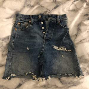 Jeans kjol från Levis✨I bra skick medans använd 2 gånger✨Storlek 32✨Betalning via swish köparen står för frakt✨