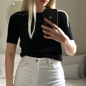 ZARA TSHIRT - Svart lite tjockare stickad tshirt från Zara med guldknappar på ryggen. Tight fit. Storlek S.