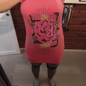 Ed Hardy dress  - XXL men passar allt ifrån M-XL för det är ett väldigt stretchigt material,mjukt! Djur och rökfritt hem, samfraktar gärna så kika in mina övriga annonser 🤎 