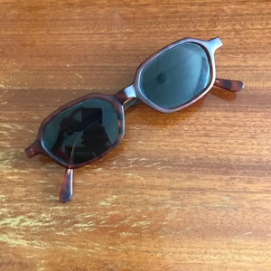 Snygga, små solglasögon.  - Fina solglasögon. Inte så funktionella pga storleken, men snygg accesoar! Bra skick ⭐️