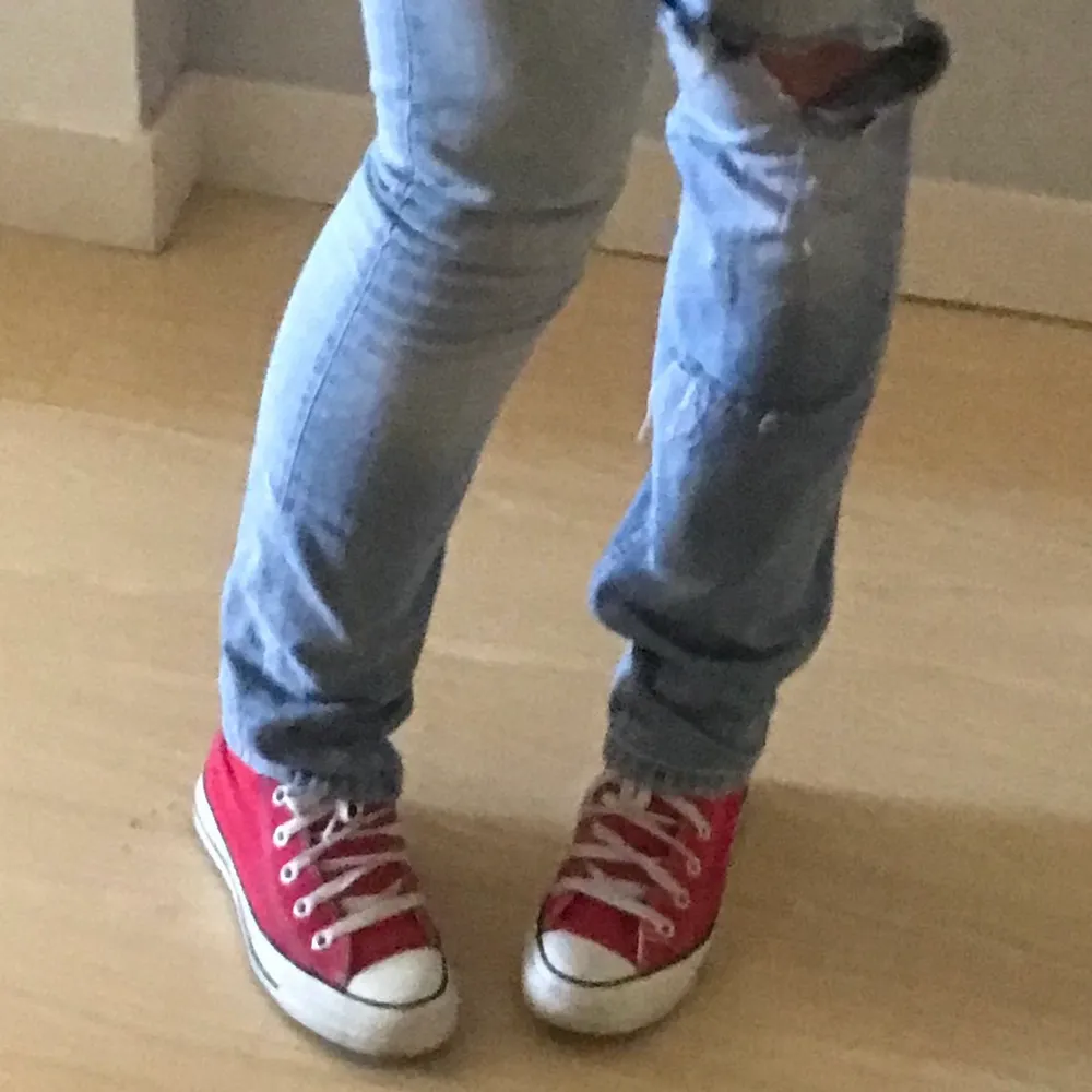 Ett par as snygga crocker jeans med slitningar både fram och bak!! Älskar dem de är ett av mina favorit jeans men tyvärr börjar bli för små för mig💖🙈. PRIS KAN DISKUTERAS . Jeans & Byxor.