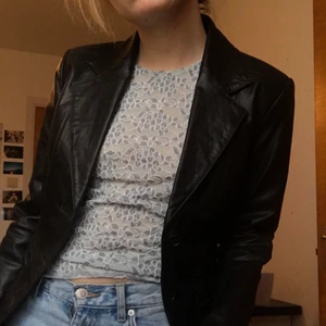 Skinnkavaj - Så fin läderkavaj från veromoda! Säljer för att jag redan har en liknande! Knapparna sitter lite löst men går fortfarande att använda och går säkert att sy fast helt om man vill:)