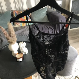 Spetsbody  - Snygg och sexig spetsbody, aldrig använd så ny skick! Storlek L men skulle säga att den är mer som M!    39kr + 30kr frakt🤎