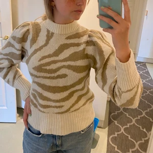 Stickad zebra blus - En stickad blus med puff armar och zebra mönster i vitt och beige. Köpt på Ginatricot i storlek S