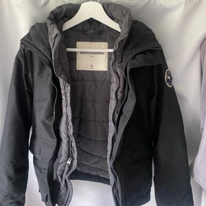 Svart jacka från Abercrombie i storlek S - Svart jacka från Abercrombie i storlek S. Väldigt fint skick. Pris 100kr