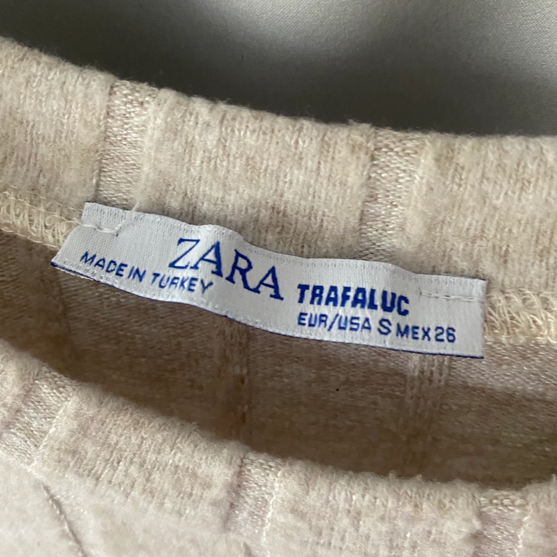 Söt beige topp med pärlor från Zara  - 90